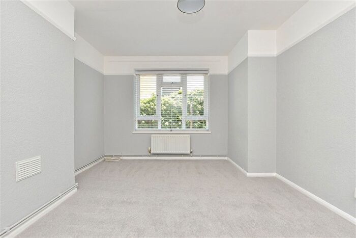 1 Bedroom Flat For Sale In Perkins Avenue, Margate, Kent, CT9