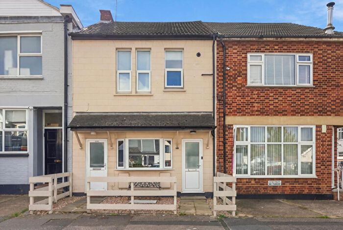 1 Bedroom Apartment For Sale In Westborough Road, Westcliff-on-sea, SS0