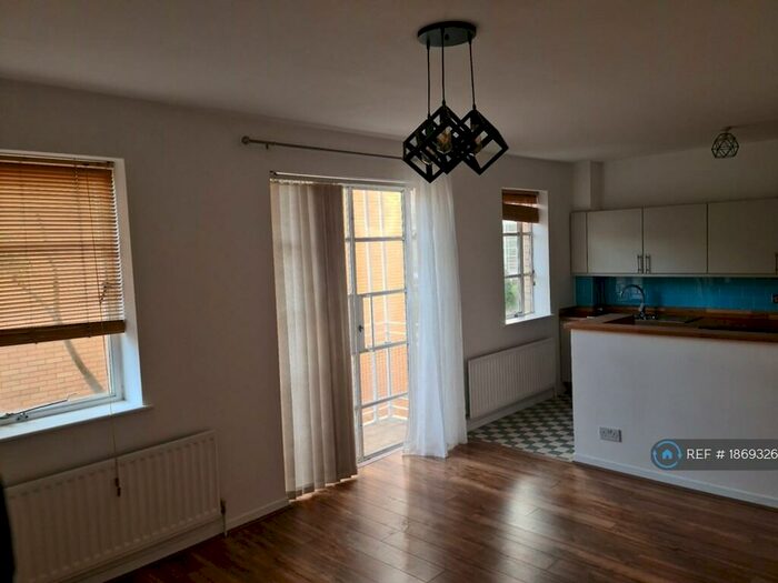 2 Bedroom Flat To Rent In Roy Square, London, E14