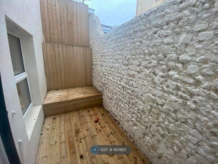 2 Bedroom Flat To Rent In Goldstone Road, Hove, BN3