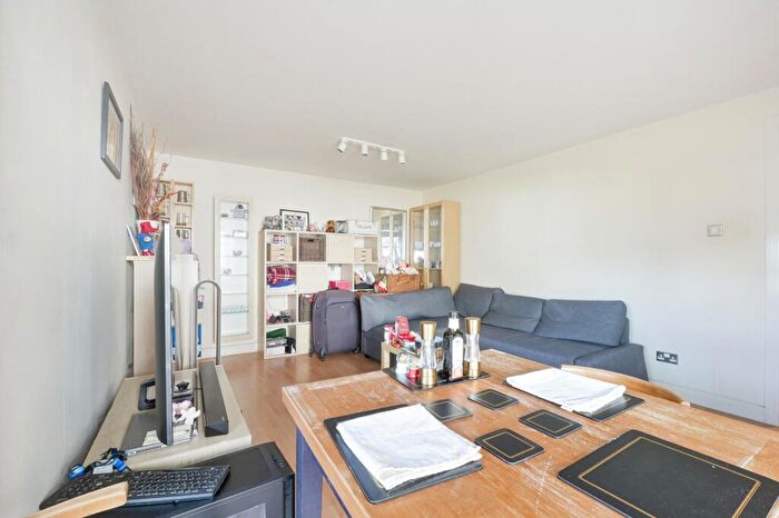 2 Bedroom Apartment For Sale In Barrier Point, London, E16
