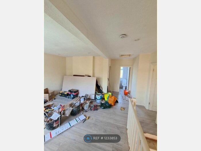 2 Bedroom Maisonette To Rent In The Crescent, Harlington, Hayes, UB3