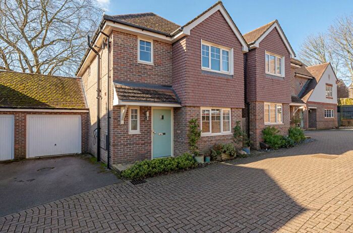 3 Bedroom Link Detached House For Sale In Knowle Hill, Allbrook, Hampshire, SO50