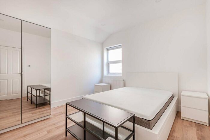 2 Bedroom Flat To Rent In Camberwell Road, Camberwell, London, SE5