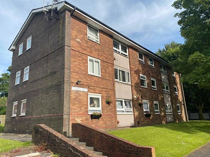 3 Bedroom Flat To Rent In Burnsall Grove, Oldham, OL2