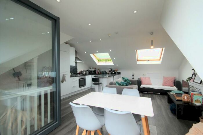 3 Bedroom Flat To Rent In Hanley Road, Stroud Green, N4