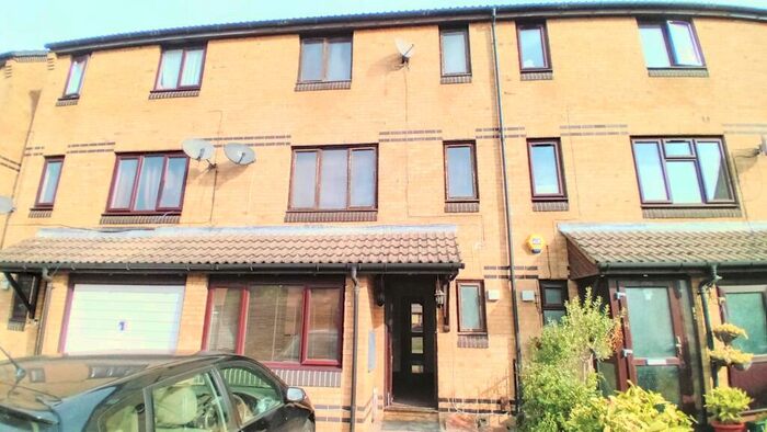 5 Bedroom House To Rent In Second Avenue, Plaistow, E13