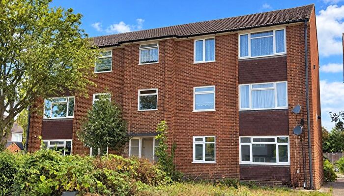 2 Bedroom Flat For Sale In Oxford Close, Central Cheshunt, EN8