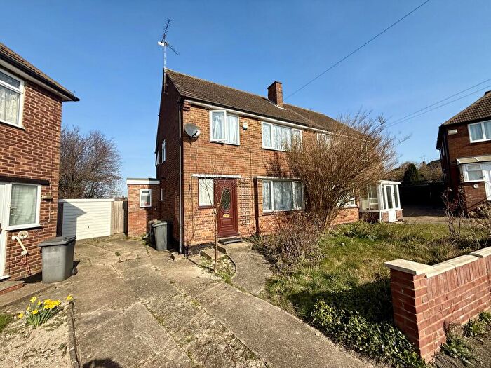 3 Bedroom Semi-Detached House To Rent In Cotswold Gardens, LU4