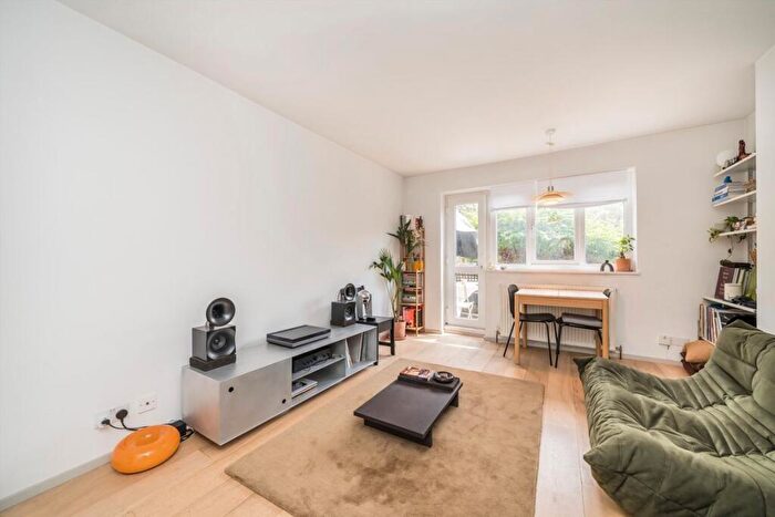 2 Bedroom Flat For Sale In Rutland Road, Hackney, E9