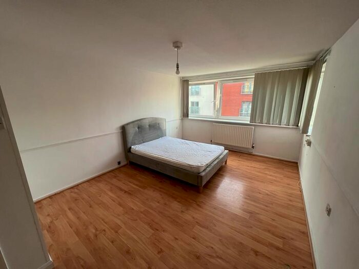 2 Bedroom Flat To Rent In Hamlets Way, London, E3