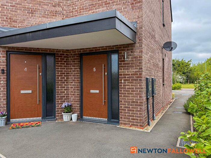 2 Bedroom Maisonette For Sale In Lord Hawke Way, Newark, NG24
