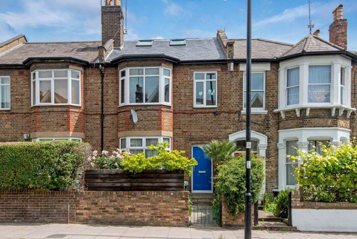 3 Bedroom Flat To Rent In Brecknock Road, Upper Holloway, N19