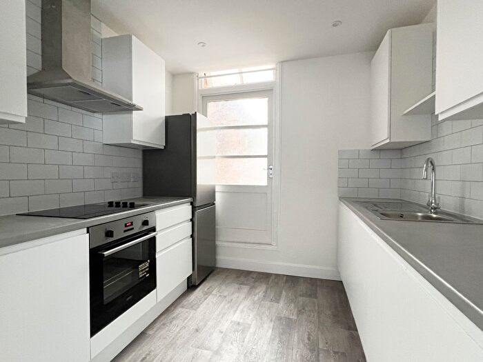 3 Bedroom Flat To Rent In Long Lane, London, N2