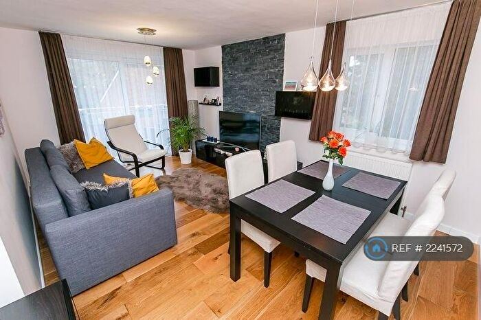 2 Bedroom Flat To Rent In Court Bushes Road, Whyteleafe, CR3