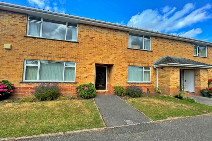 2 Bedroom Flat To Rent In Ferndown, BH22