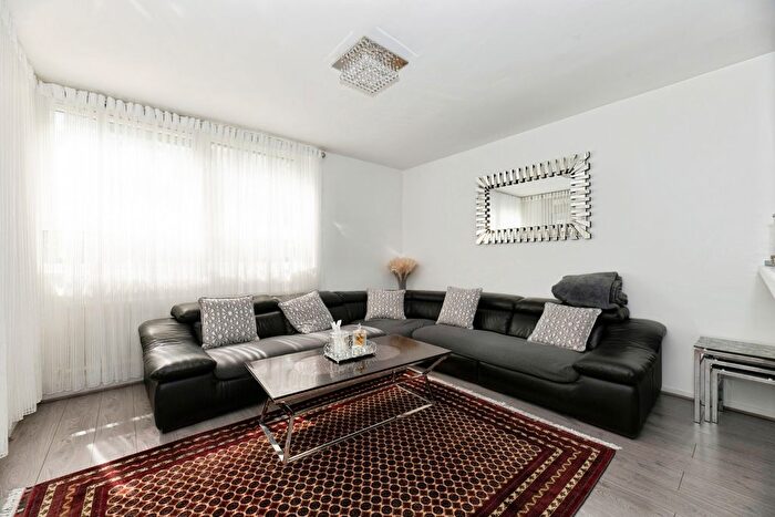 3 Bedroom Flat For Sale In Winterfold Close, London, SW19
