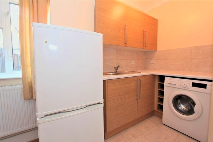 Studio To Rent In Lakefield Road, London, N22