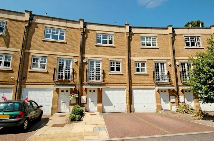 4 Bedroom Mews To Rent In Duchess Court, Oatlands Drive, KT13