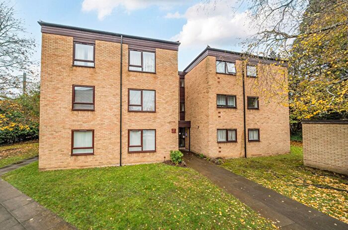 2 Bedroom Flat For Sale In Grandfield Avenue, Nascot Wood, Watford, WD17