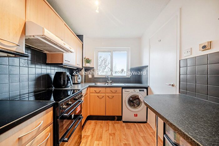 2 Bedroom Flat To Rent In Crowthorne Close, London, SW18