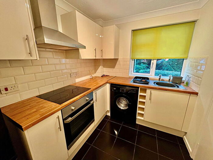 2 Bedroom Flat To Rent In Roper Walk, Dudley, DY3