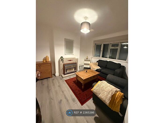 2 Bedroom Maisonette To Rent In Dockwell Close, Feltham, TW14