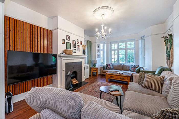 2 Bedroom Flat To Rent In Finchley Road, London, NW2