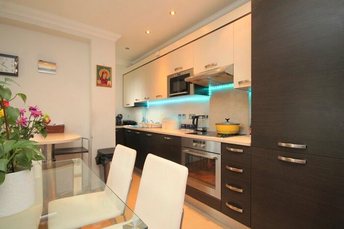 2 Bedroom Flat To Rent In Maple Leaf, Broomfield Lane, Palmers Green, N13