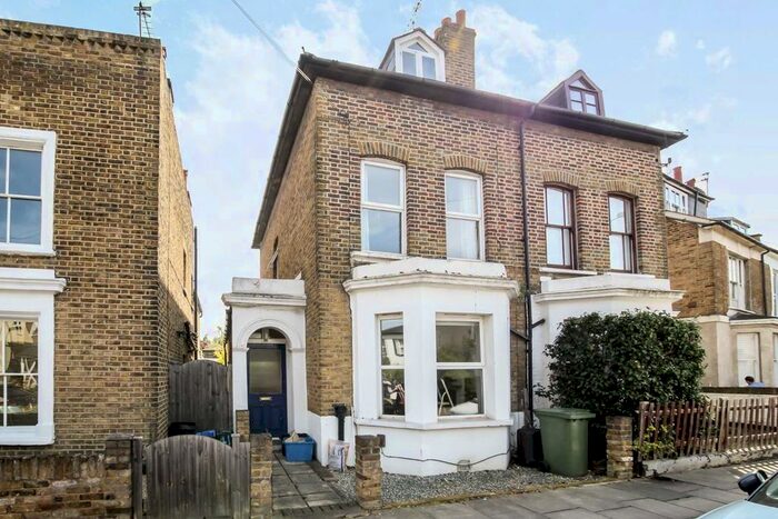 1 Bedroom Flat To Rent In Queens Road, Teddington TW11