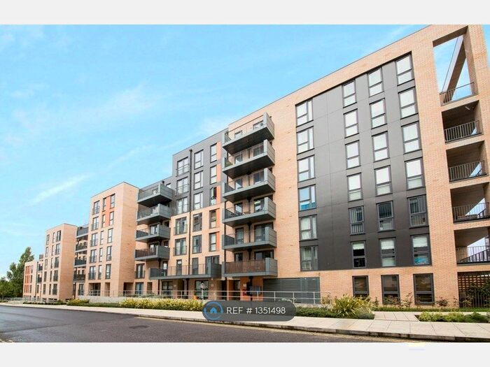 3 Bedroom Flat To Rent In Theodor Court, Barnet, London, NW9