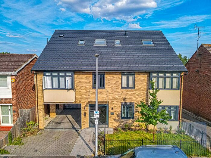 3 Bedroom Apartment For Sale In West Grove, Woodford Green, Essex, IG8