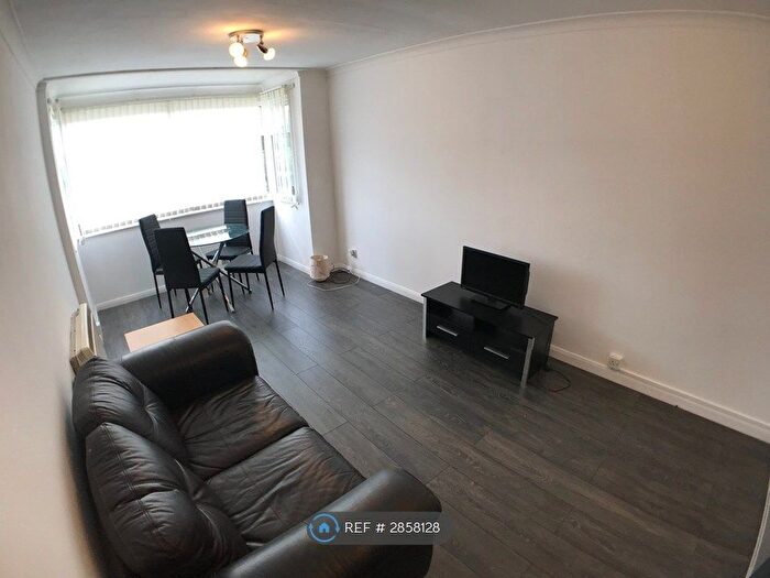 2 Bedroom Flat To Rent In Rise Park, Nottingham, NG5