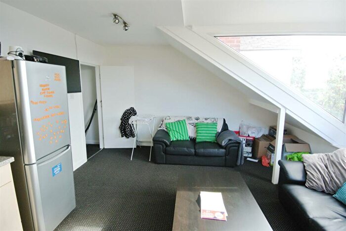 4 Bedroom Flat To Rent In Chestnut Avenue, Hyde Park, Leeds, LS6