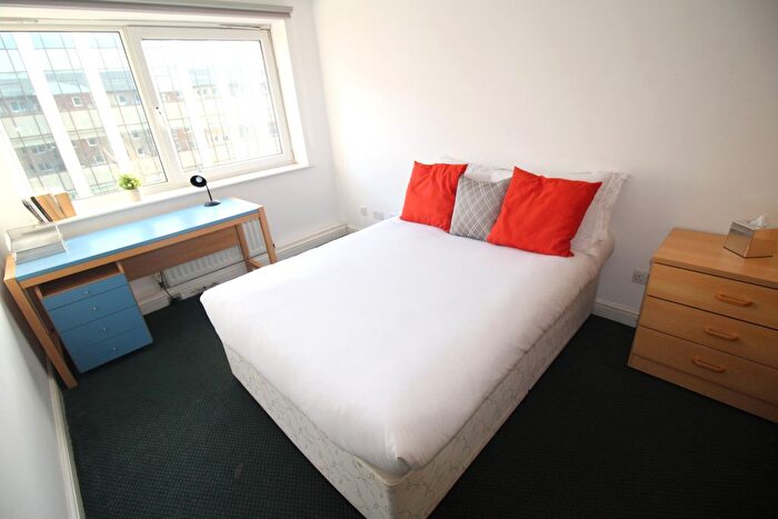 2 Bedroom Flat To Rent In Flat, Clarendon Road, Leeds, LS2