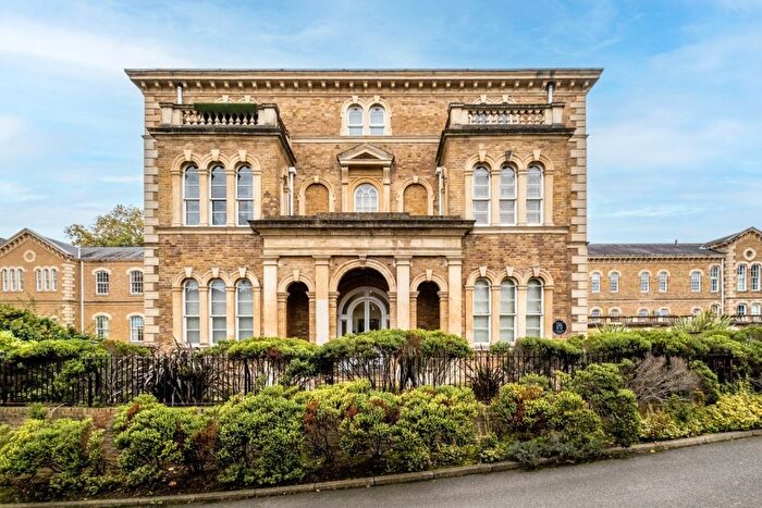 4 Bedroom Flat To Rent In Royal Drive, London, N11