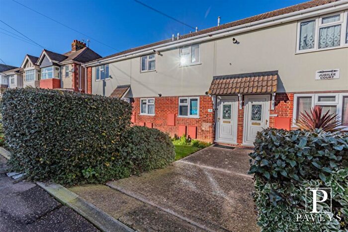 2 Bedroom Flat For Sale In Woodberry Way, Walton On The Naze, CO14