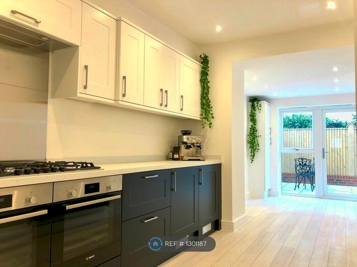 4 Bedroom Flat To Rent In Rochester Court, Hove BN3