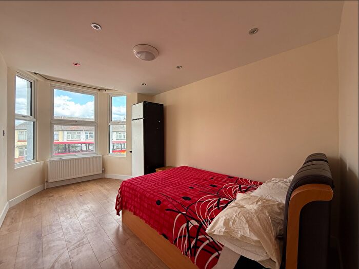3 Bedroom Flat To Rent In Ilford Lane, Ilford, IG1