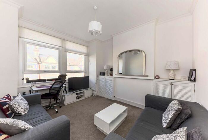 2 Bedroom Flat To Rent In Penwith Road, London, SW18