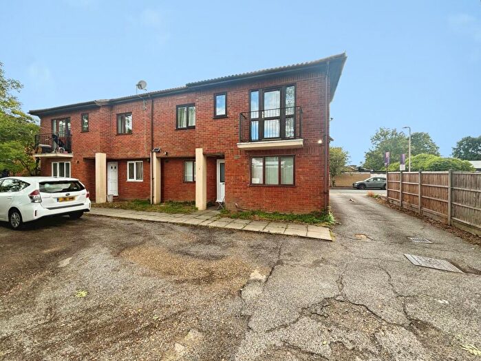 1 Bedroom Flat To Rent In Oak Road, Harold Wood, RM3