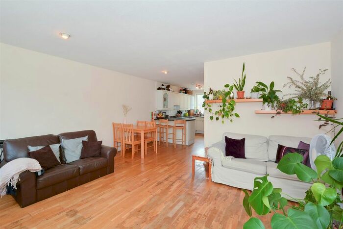 3 Bedroom Maisonette For Sale In William Rathbone House, Florida Street, London, E2