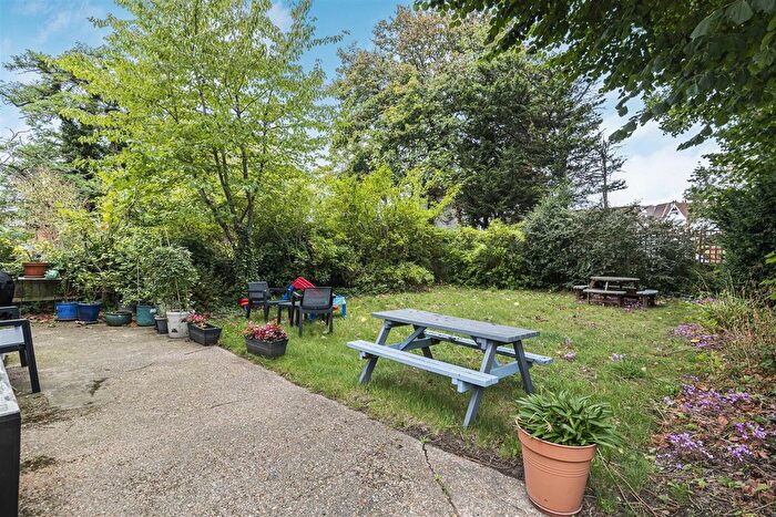 3 Bedroom Flat For Sale In Blake Hall Road, Wanstead, E11