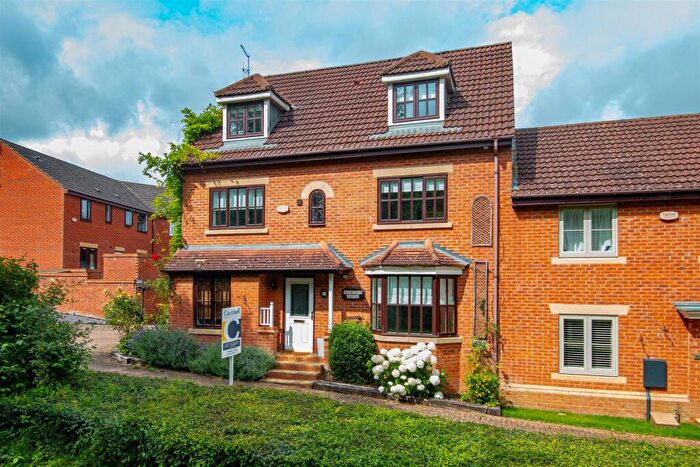 6 Bedroom Town House To Rent In Beddoes Croft. Medbourne, MK5