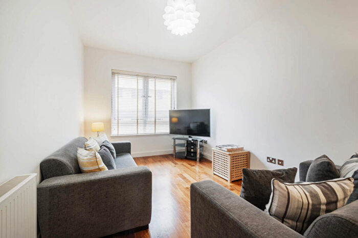 1 Bedroom Flat To Rent In Ingram Street, Merchant City, G1