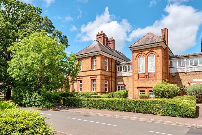 1 Bedroom Flat For Sale In Pennington Drive, London, Uk, N21