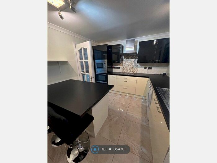 3 Bedroom Flat To Rent In Garry Place, Grangemouth, FK3