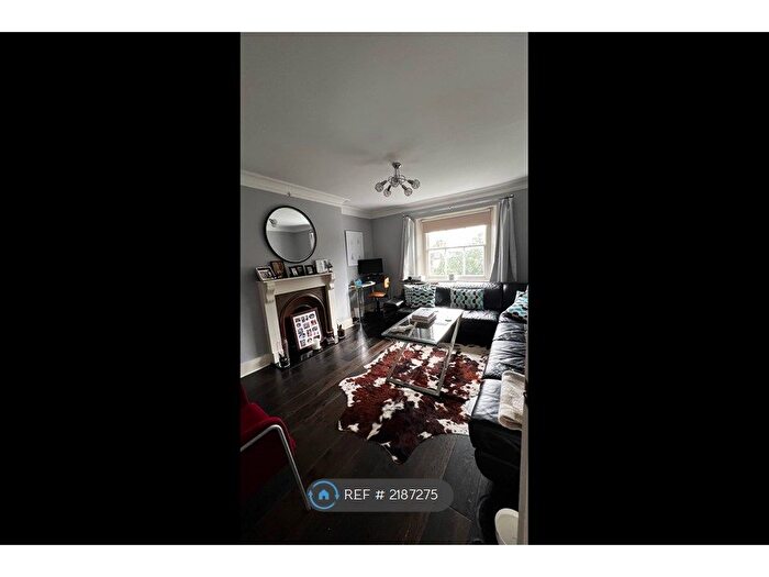 2 Bedroom Flat To Rent In Palace Road, East Molesey, KT8