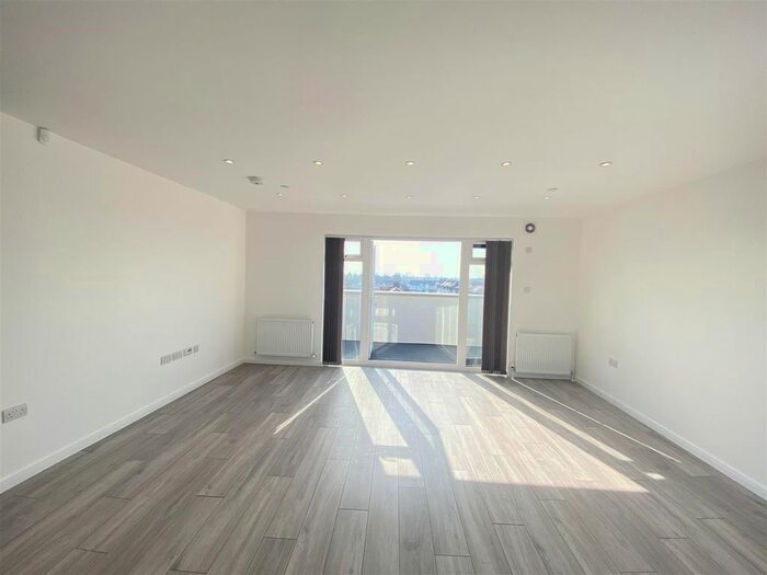 2 Bedroom Flat To Rent In High Road, Chadwell Heath, Romford, RM6