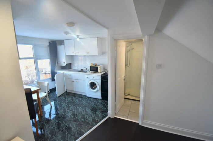 Terraced House To Rent In Woodside Road, London, N22